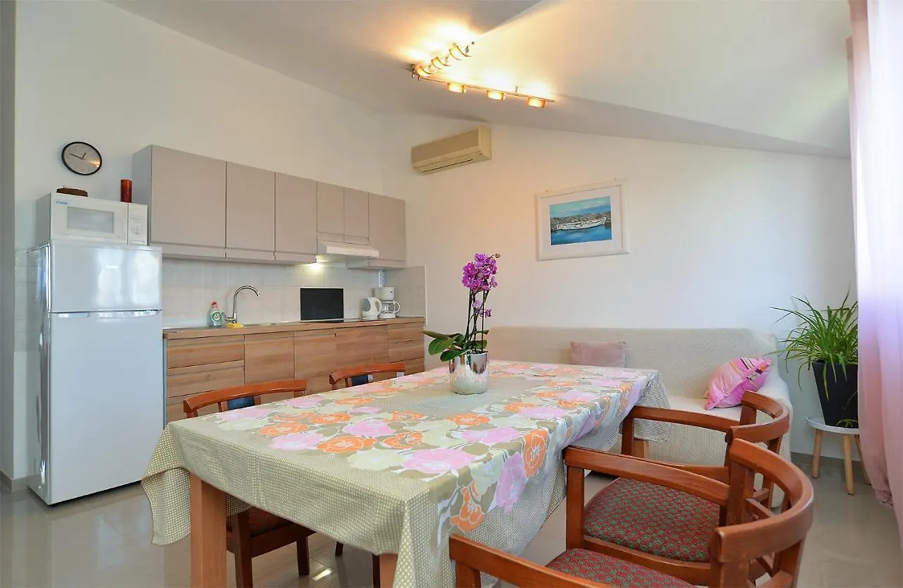 Apartments Valbandon With Pool 31 Fazana