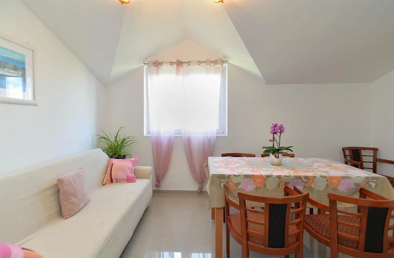 Apartments Valbandon With Pool 31 Fazana