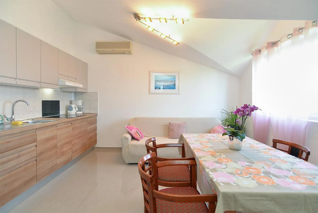 Apartments Valbandon With Pool 31 Fazana
