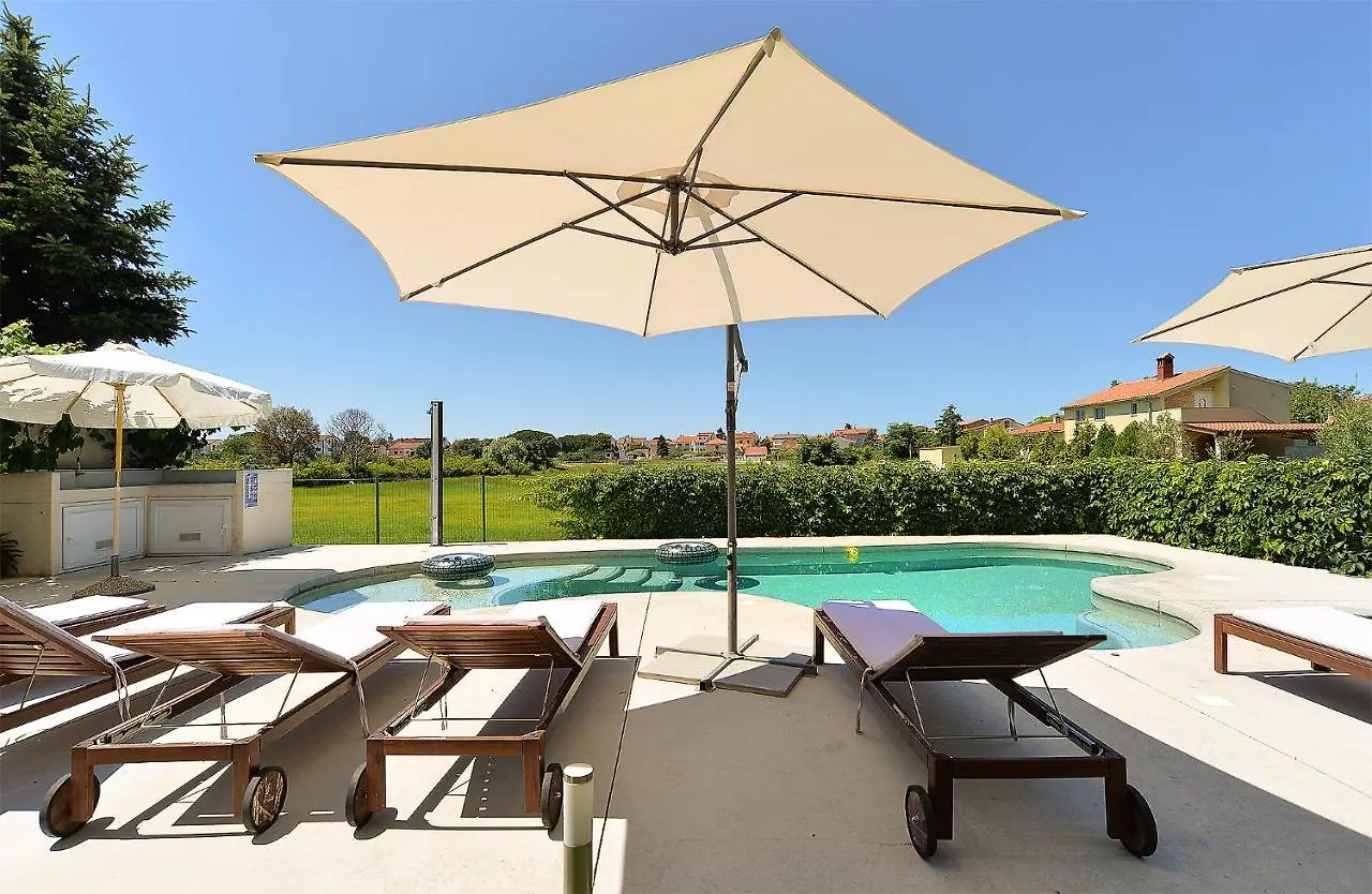Apartments Valbandon With Pool 31 Fazana