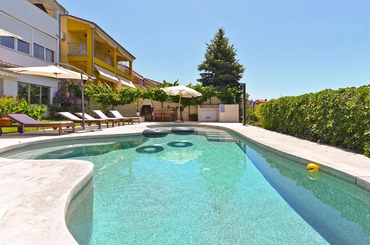 Apartments Valbandon With Pool 31 Fazana
